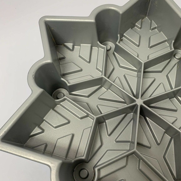 Nordic Ware Disney Frozen 2 Cast Snowflake Pull Apart Bundt Cake Pan 6 cups - Picture 8 of 12